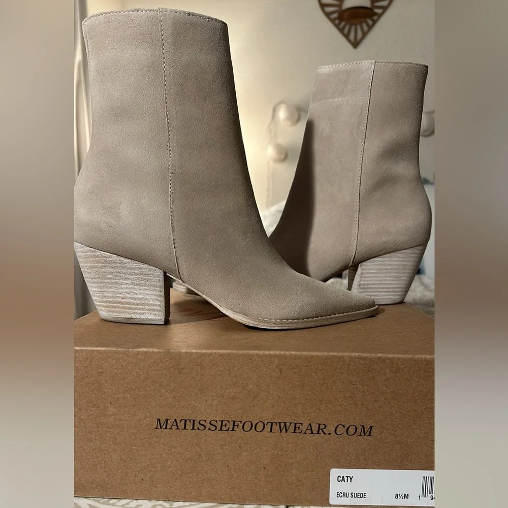 ❌️SOLD❌️Matisse Caty Boots Ecru Suede Block Heel Western Inside Zipper NIB - Picture 13 of 14